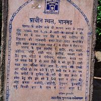 Official information board at Bhangarh Hindi