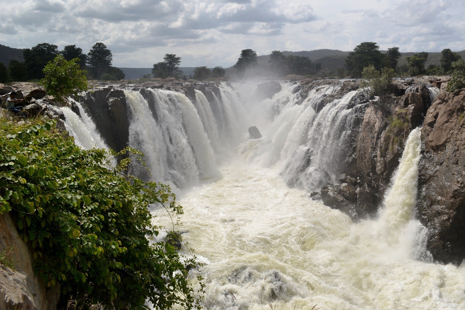 Hogenakkal At Its Full Glory - Image Copyright @ Wikipedia