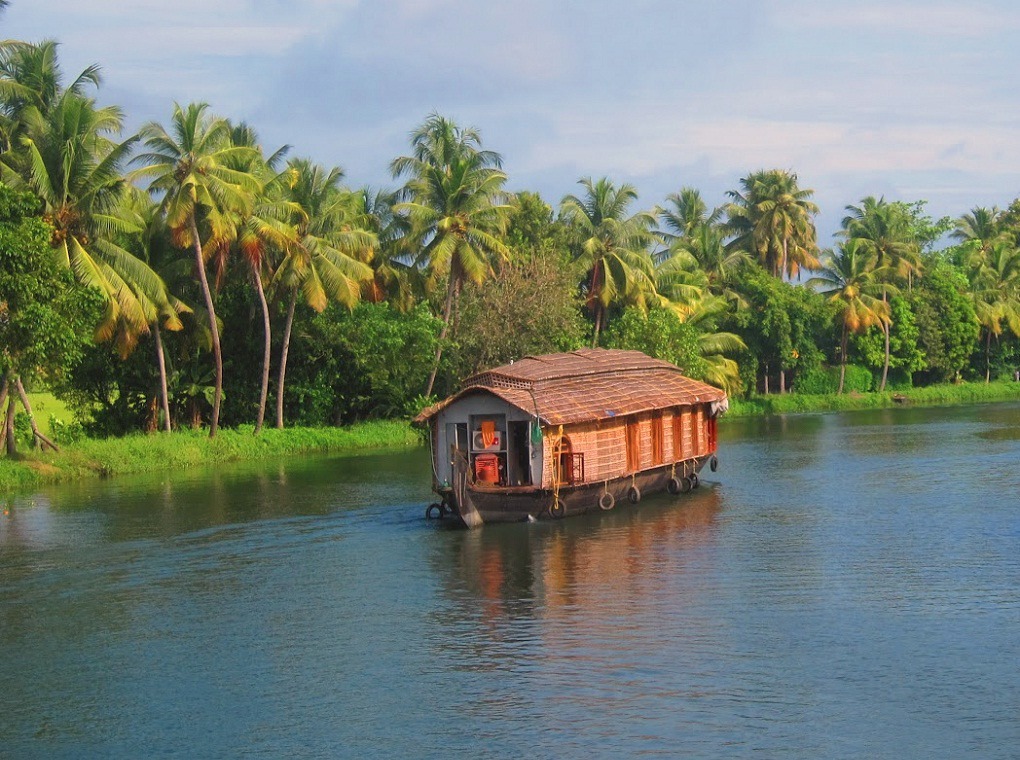 House boat at Kerala backwaters for honeymoon