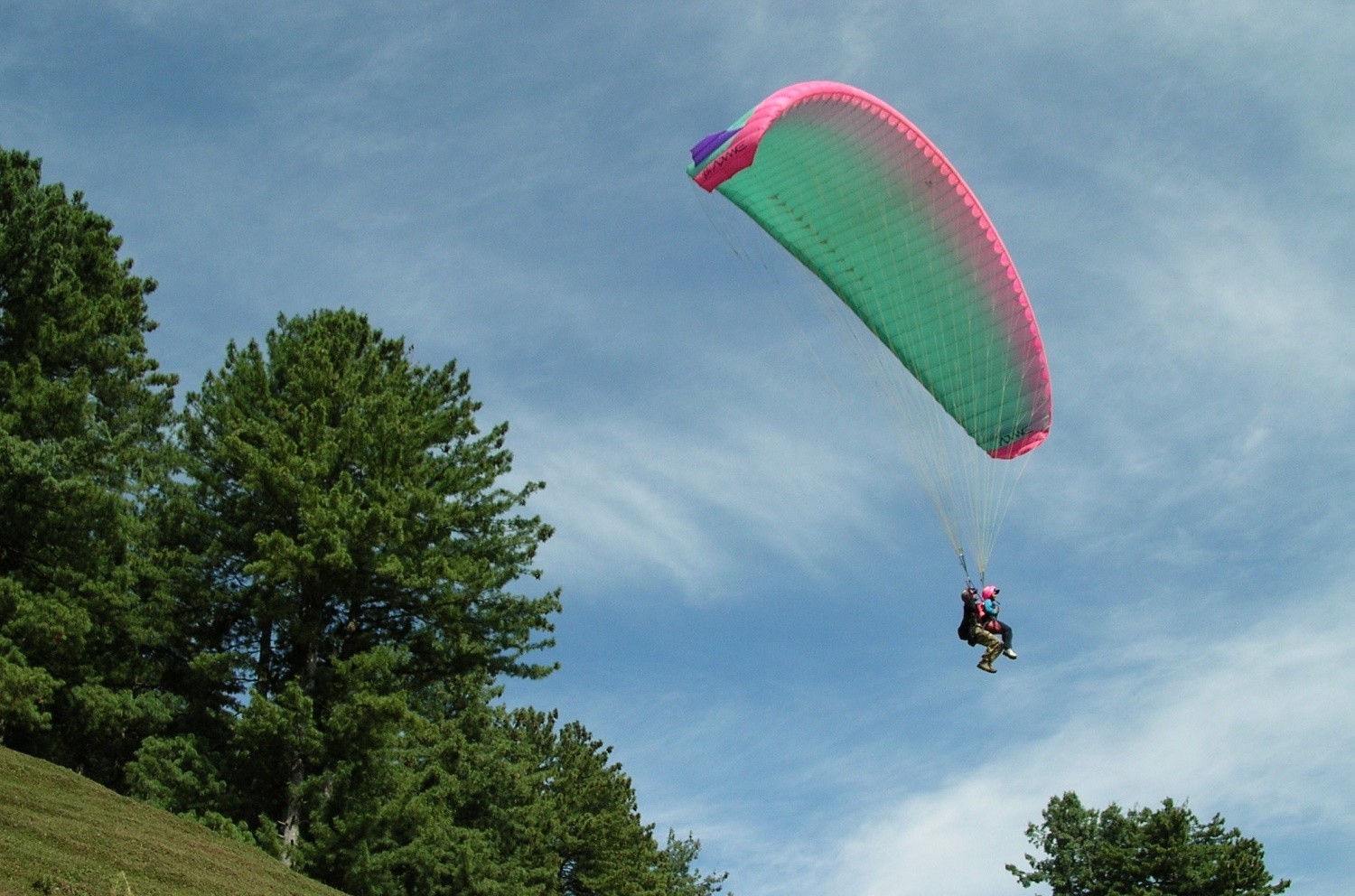 Patnitop Paragliding - Image Credit @ Wikimedia