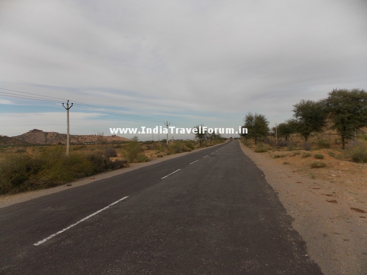 Road to Sambhar salt lake