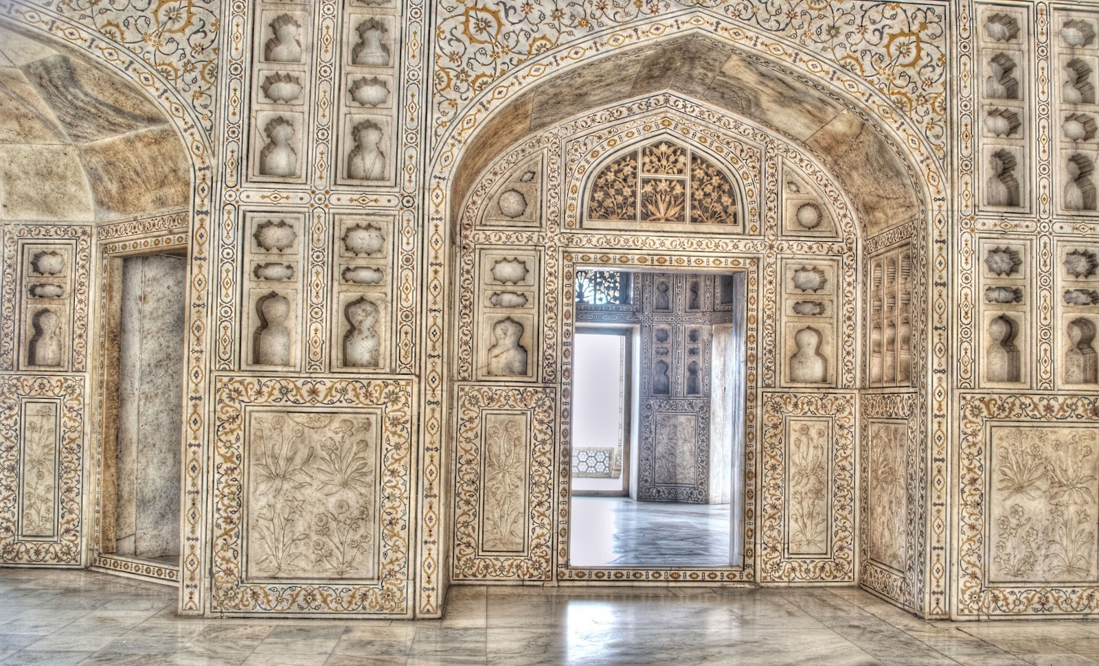 The Interior Decoration Of Agra Fort - Image Credit @ Wikimedia Commons